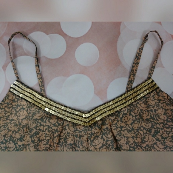 Sequenced neckline top - Picture 5 of 7